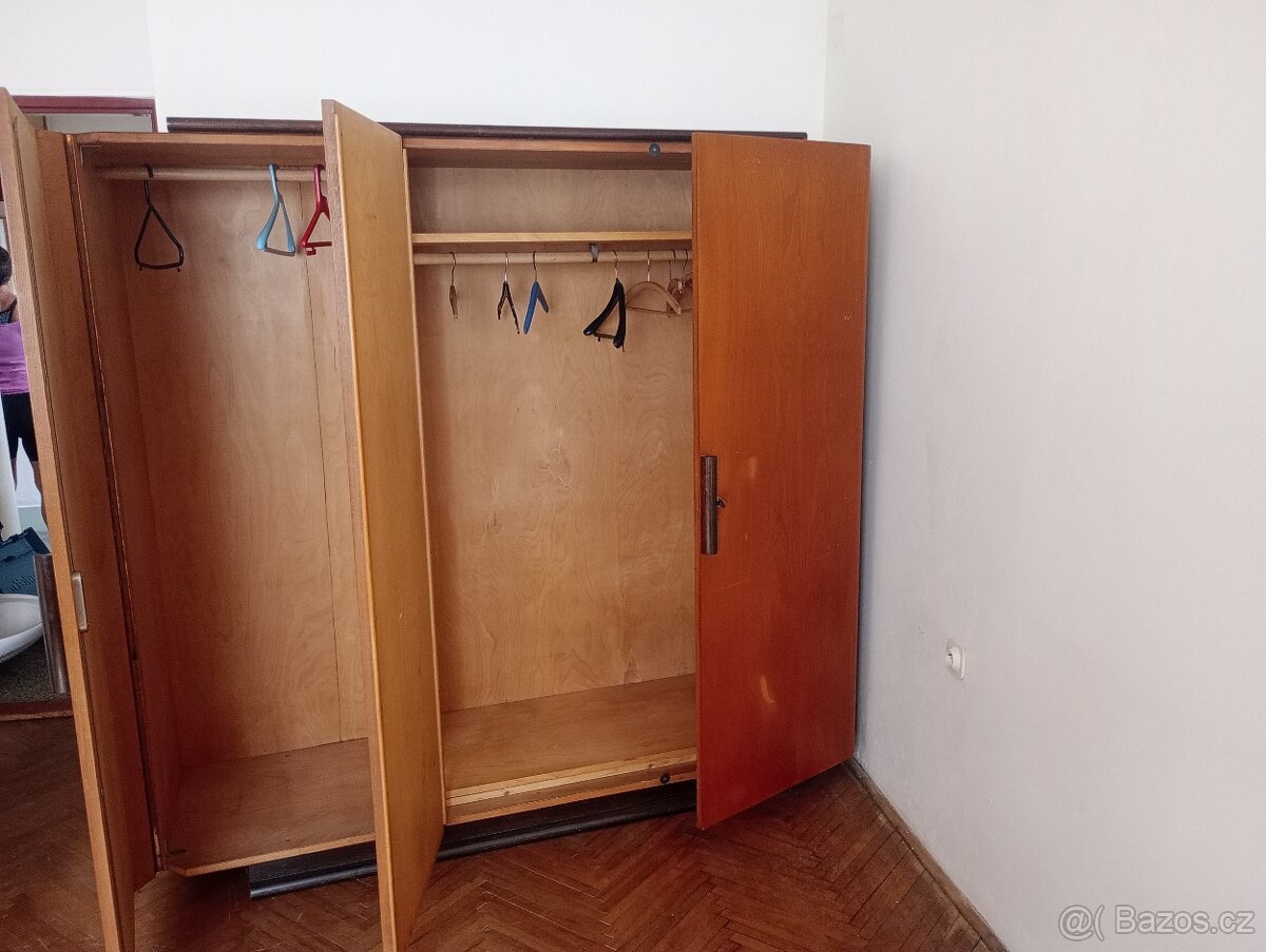 Stará skříň z masivu - 2