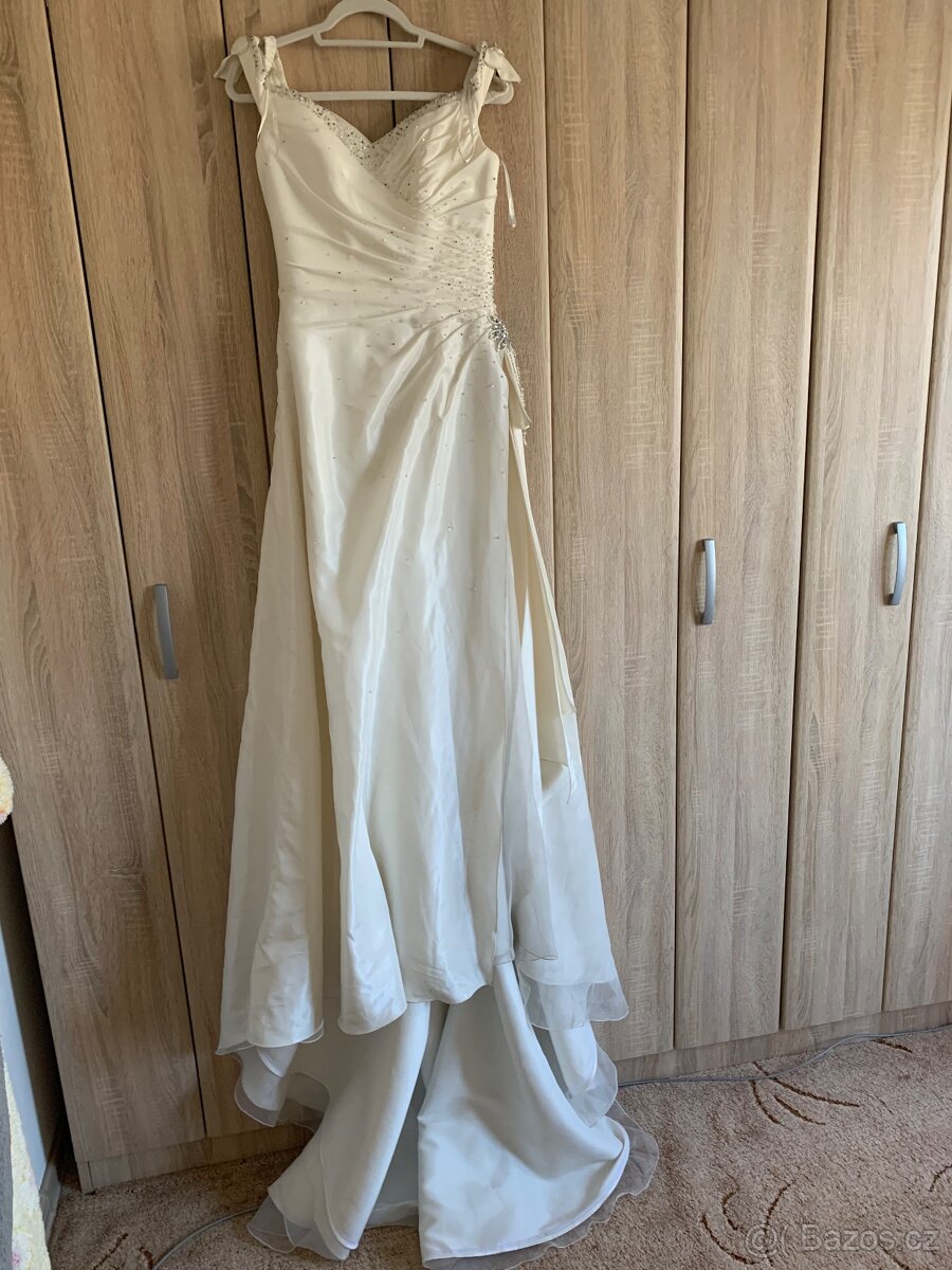Svatební šaty s vlečkou - 2