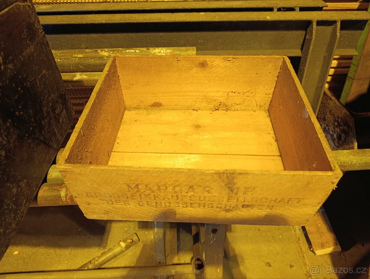 Stará bedýnka, prepravka s nápisem - 2