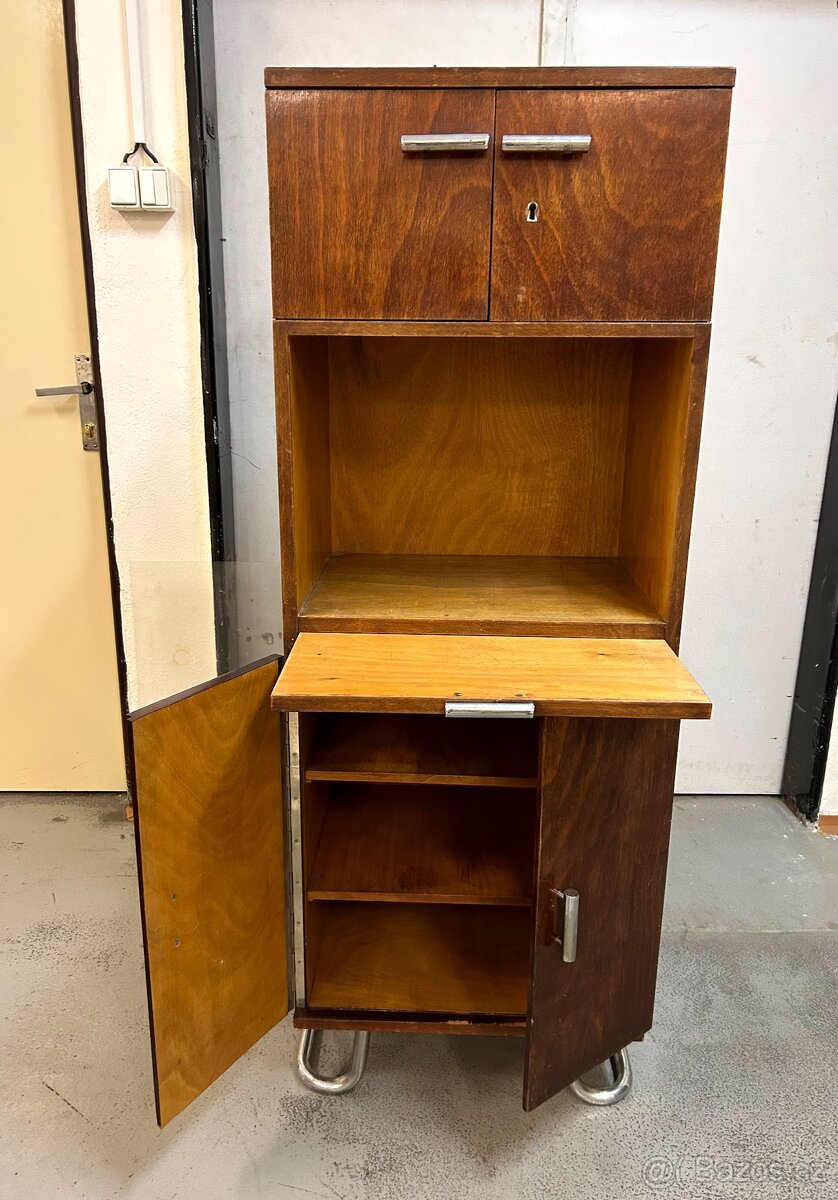 Dřevěná Skříň, 20.-30. léta - 2