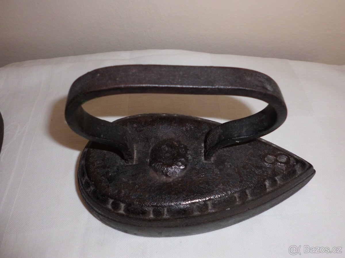 Starožitná litinová žehlička č.8 - 2
