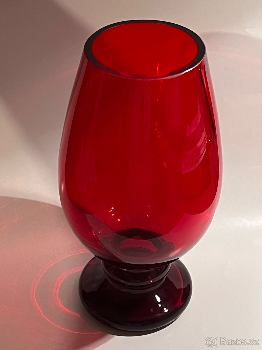 Stará rubínová váza - 2