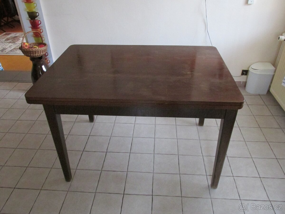 HISTORICKÝ JÍDELNÍ STŮL - 2