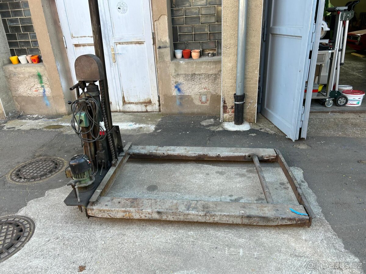Hever/zvedák nůžkový, hydraulický 1,5 tuny - 2