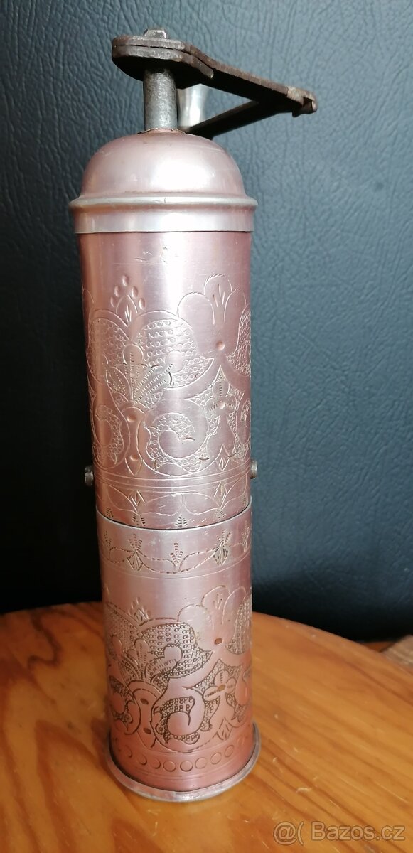 Kávomlýnek - starý, narůžovělý kov, gravírovaný - 2