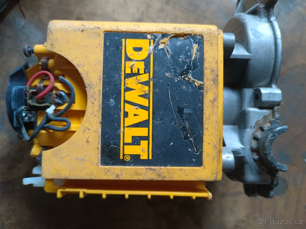 Bourací kladivo DeWALT - 2