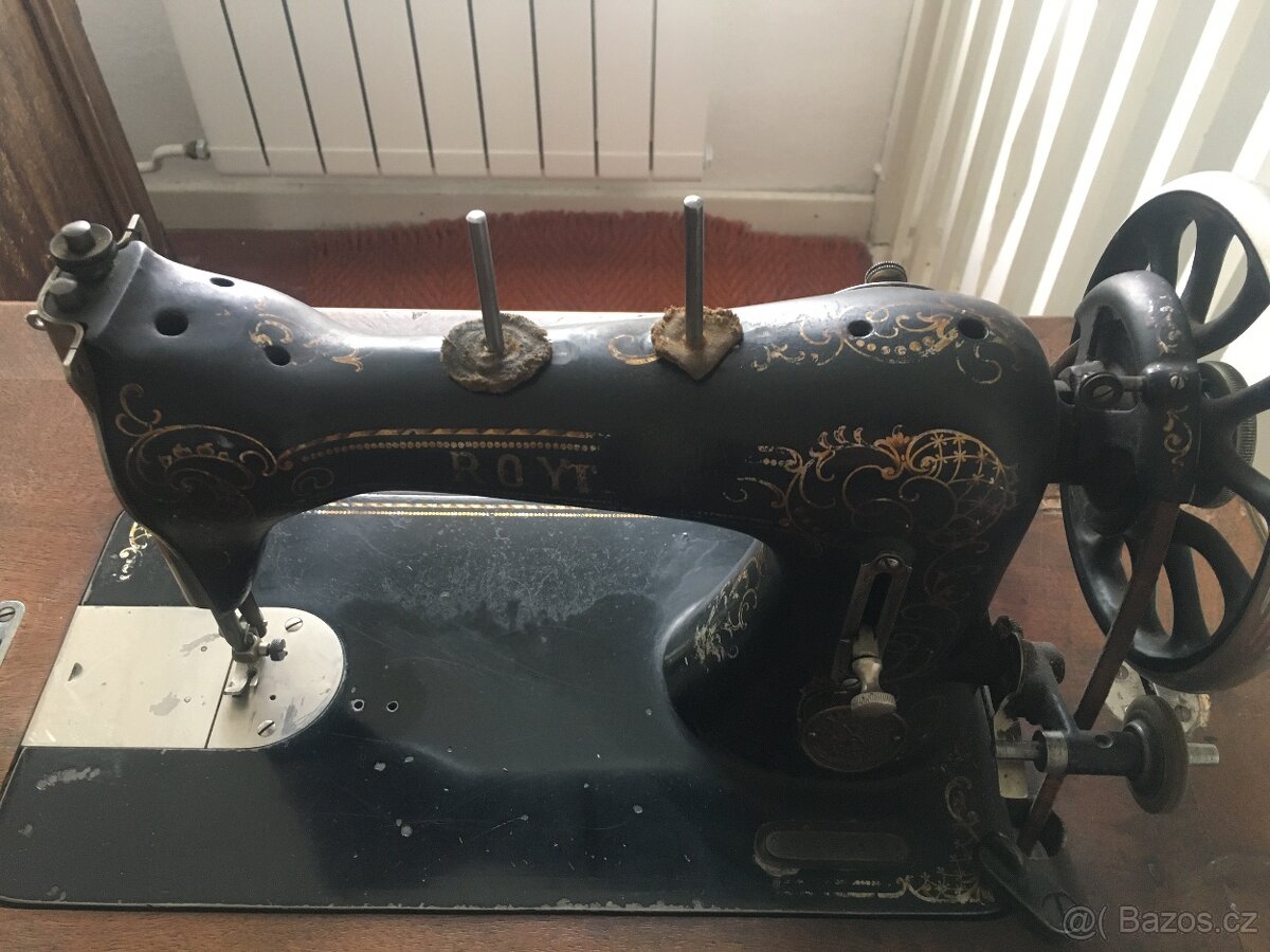 STAROŽITNÝ. ŠICÍ STROJ. zn. ROYAL - 2