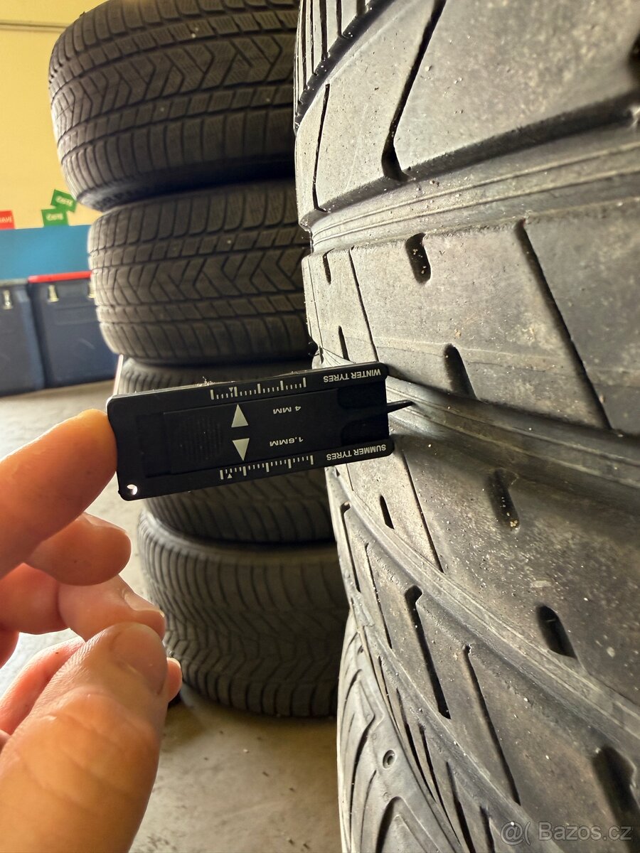 Letní pneu 285/35 R22 - 2