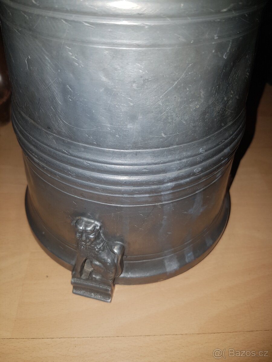 Cínový korbel z roku 1765 značný - 2