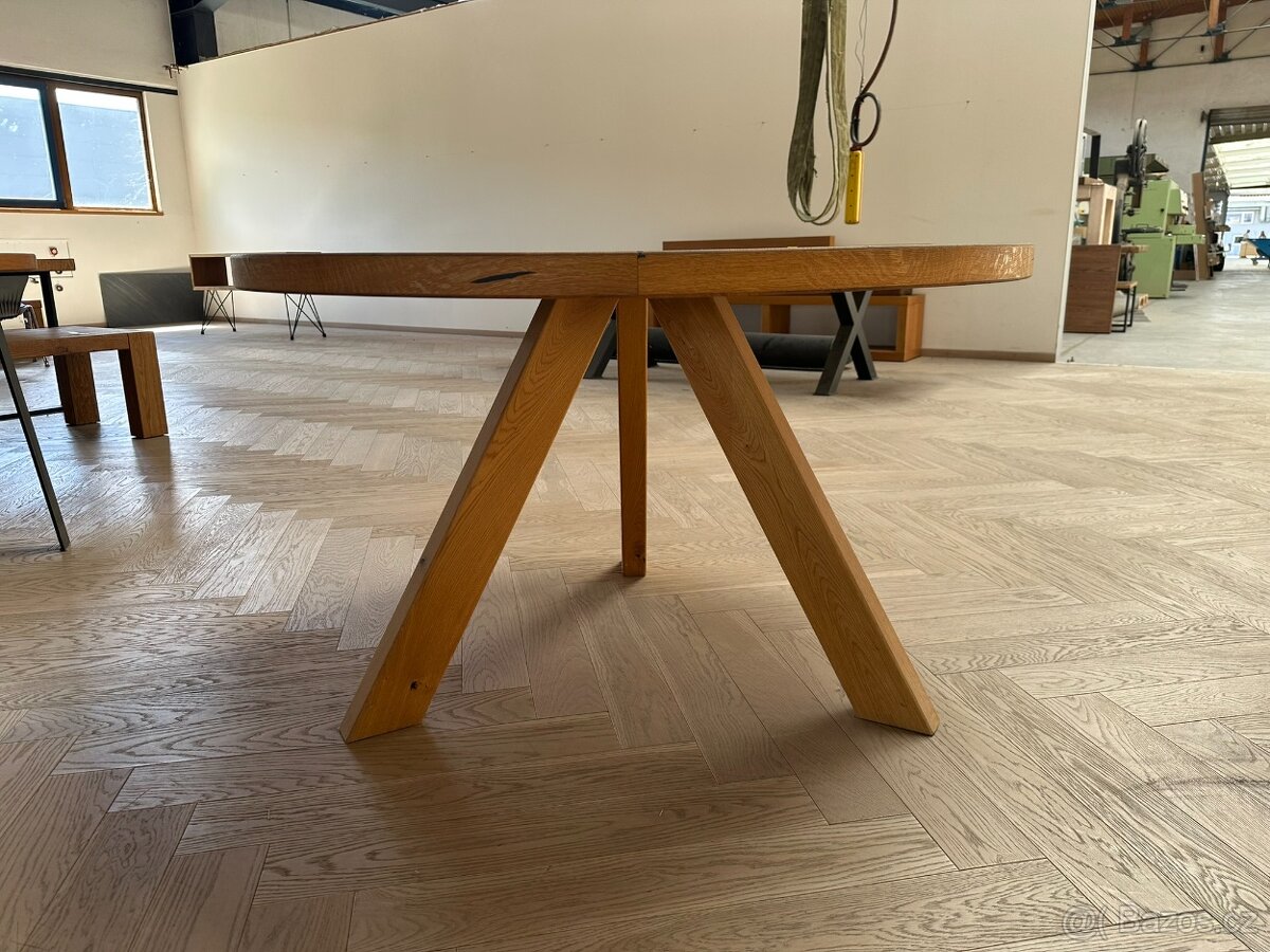 Kulatý dubový stůl o průměru 125 cm - 2
