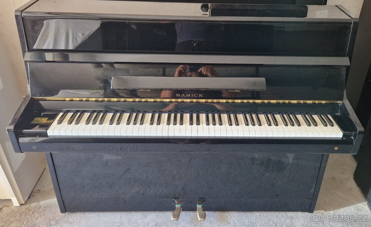 Černé piano Samick - 2