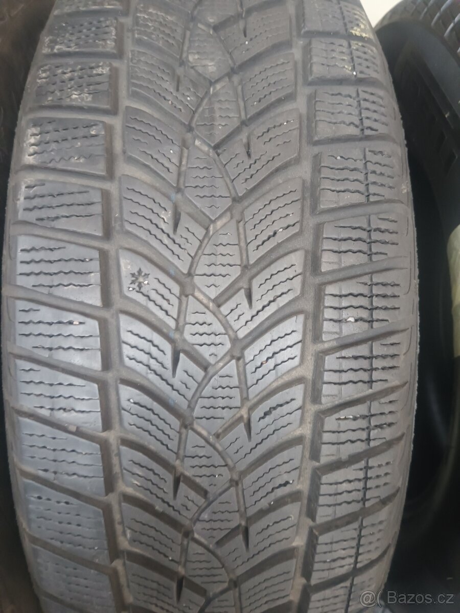 2xzimní pneu 215/65/17.Goodyear. - 2