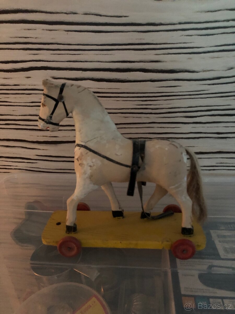 Dřevěný starožitný koník na kolečkách - 2