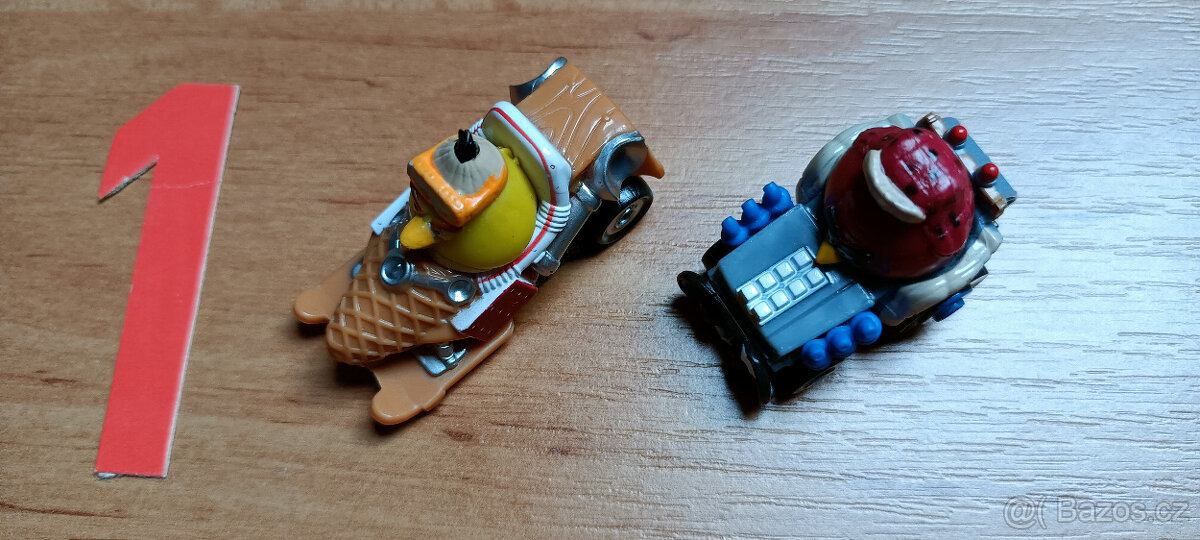 Engry Birds - postavičky ptáků a prasat v autíčkách - 2