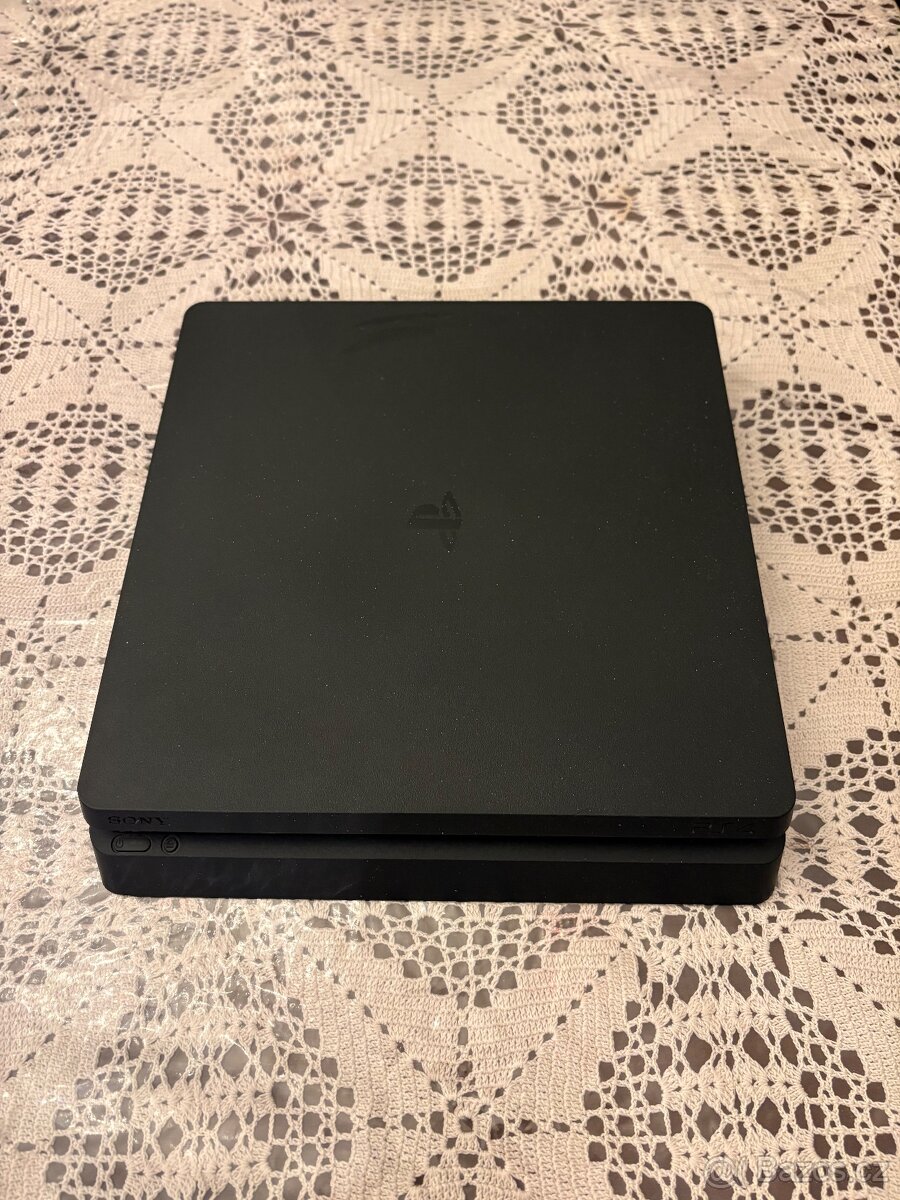 🎮 PS4 Slim 500GB + ovládač + Uncharted 4 - 2