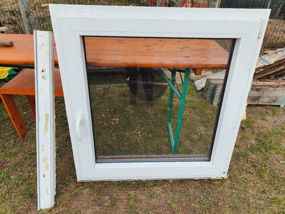 Červené plastové okno - 967x994mm (šxv) - 2