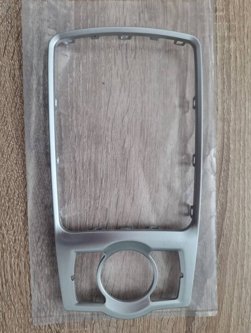 RAMIK NA STREDOVY PANEL AUDI Q7 A6 C6 - 2