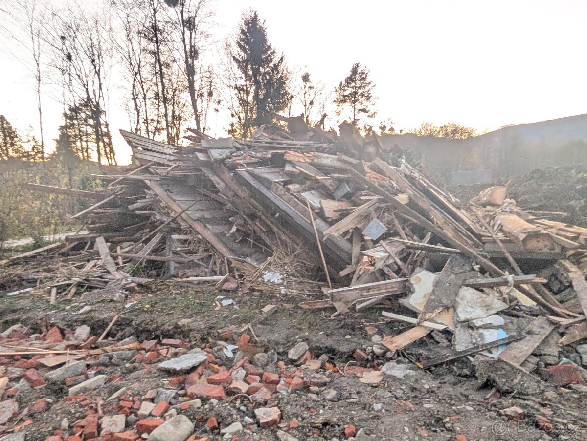 Darují dříví na palivo z demolice roubenky - 2