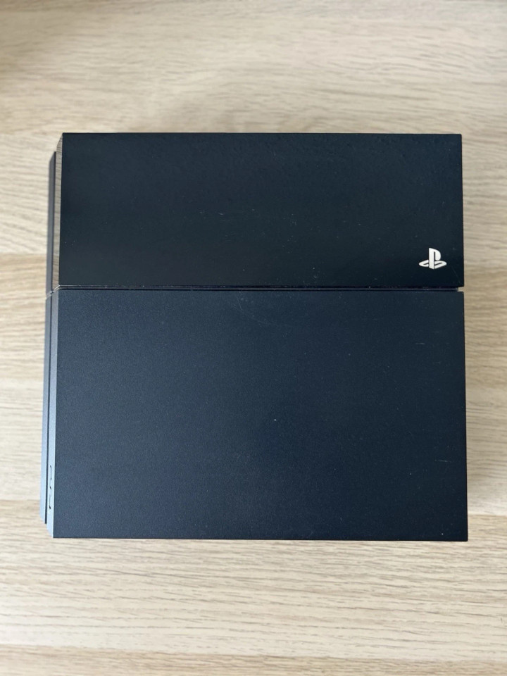 PS4 500GB, originální ovladač, kabely - 2