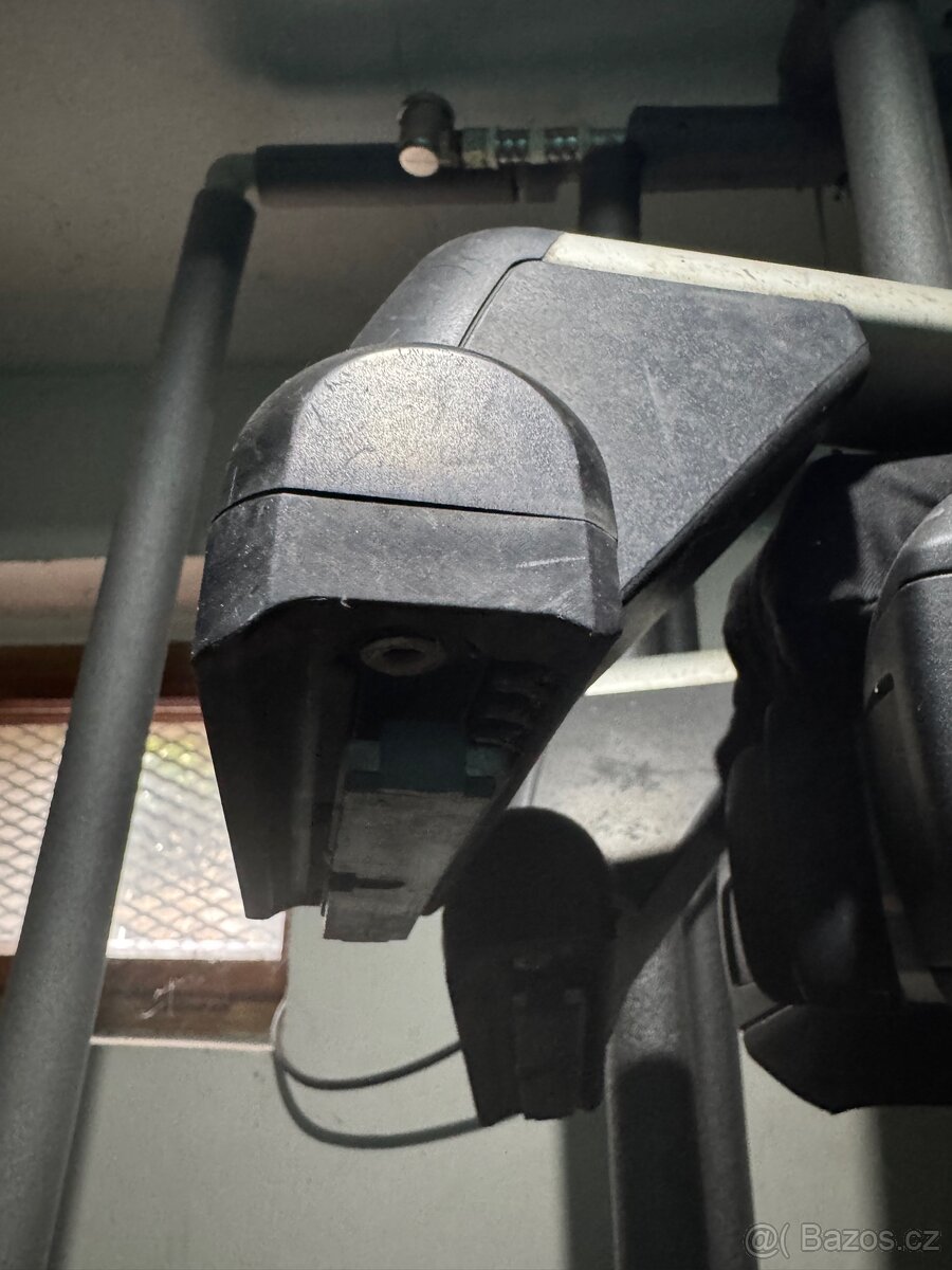 VW Multivan originální příčníky uzamykatelné - 2