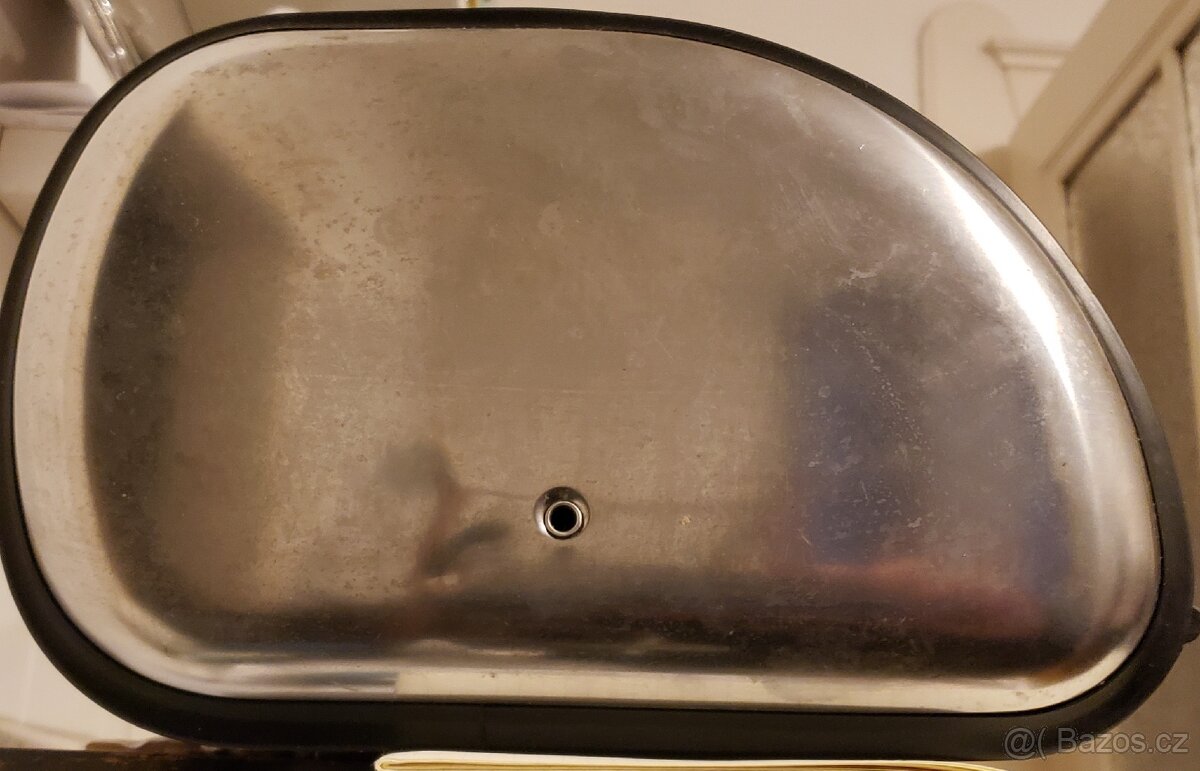 Chlebník. Jako nový, nerezový, s rolovacími dvířky. - 2