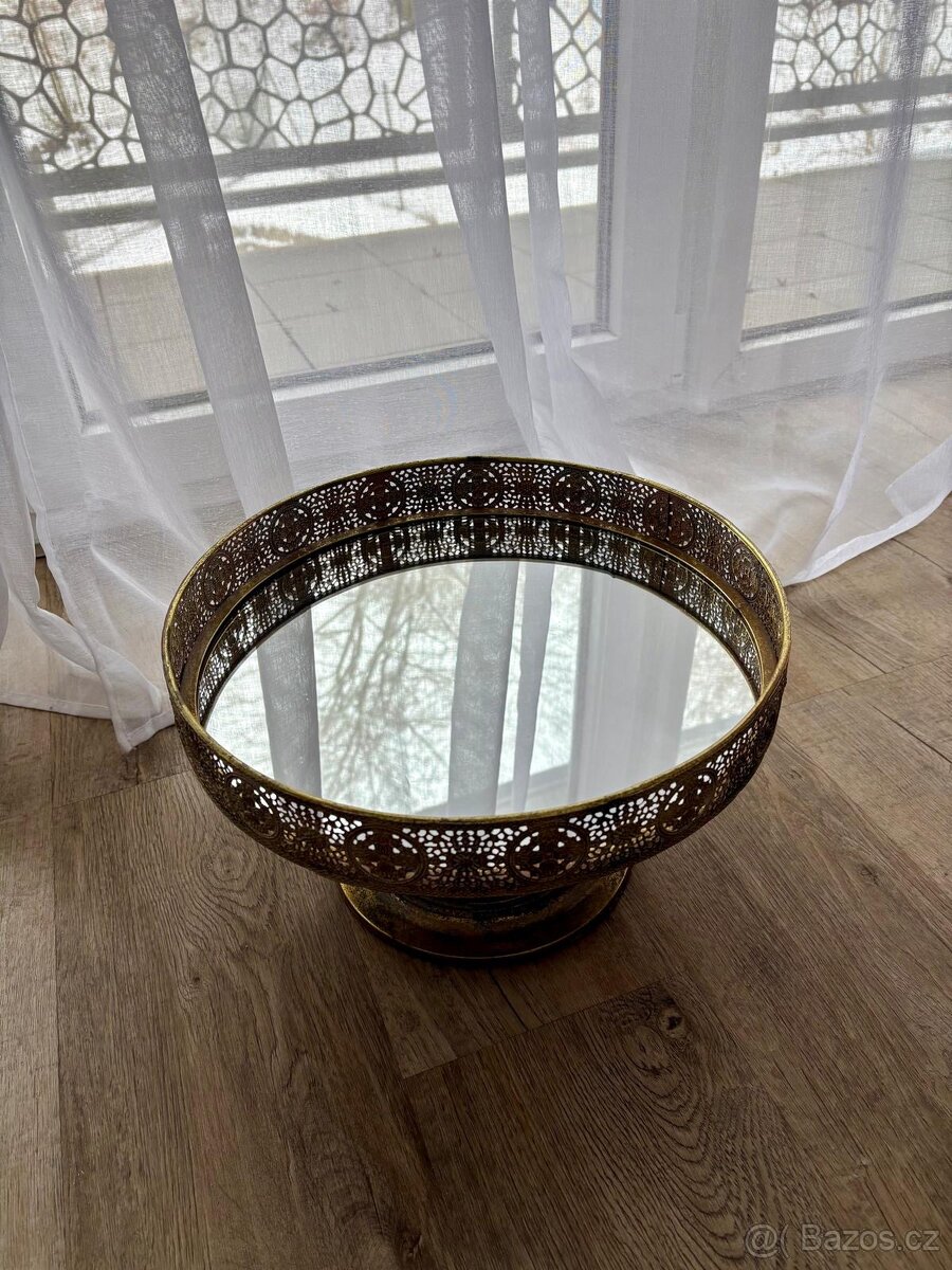 Dekorativní výstavní stolek - 2