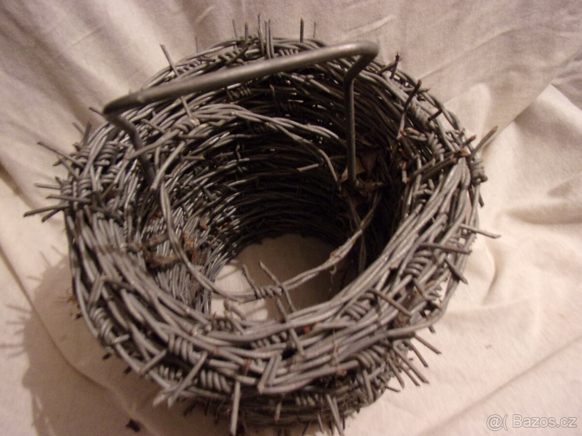 ostnatý pozink.drát cca 20 m - 2