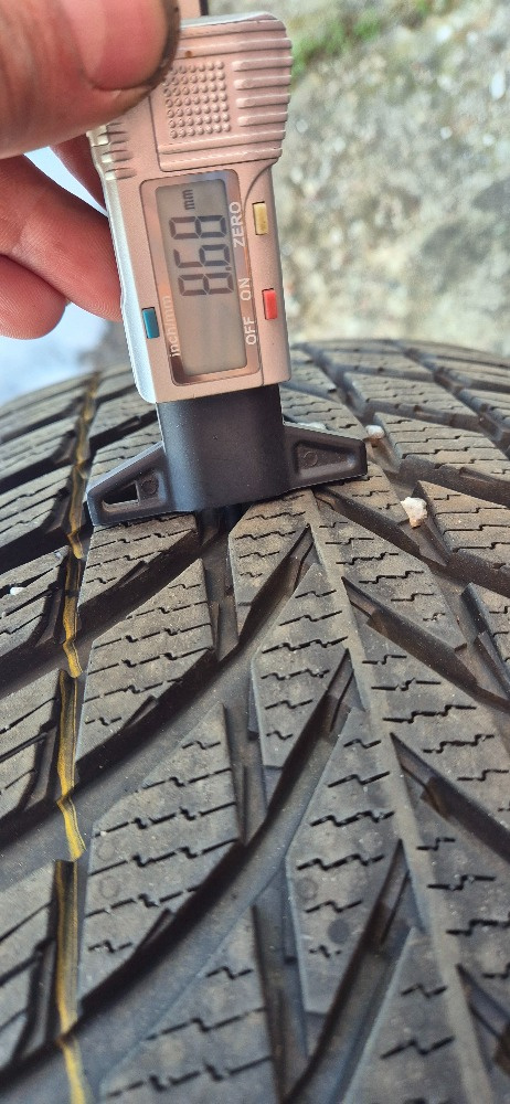 Zánovní zimní pneu 225/60 R18 104H - 2