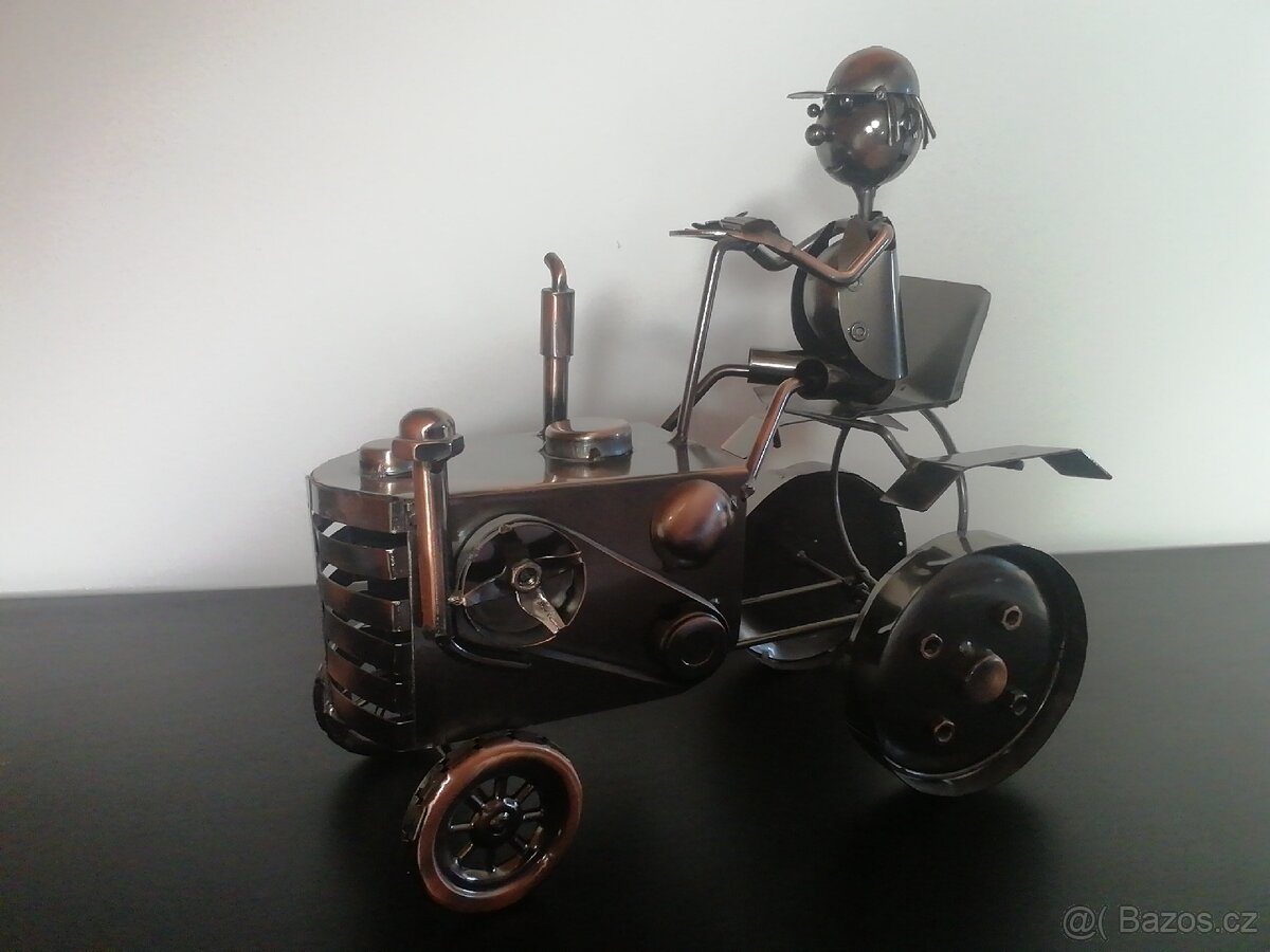 Kovový stojan na víno ve tvaru traktoru s řidičem - 2