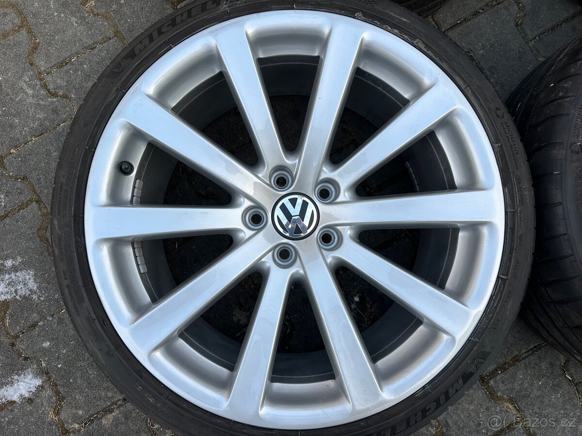 VW OMANYT ORIGINÁL ALU - 235/35 R19 - 2