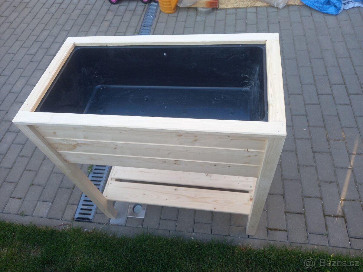 Dřevěný vyvýšený truhlík - 2