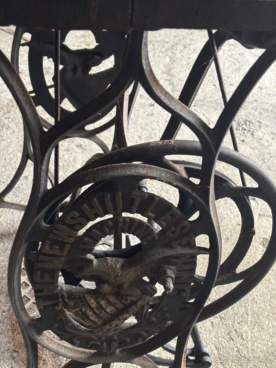 Starožitný šicí stroj - 2