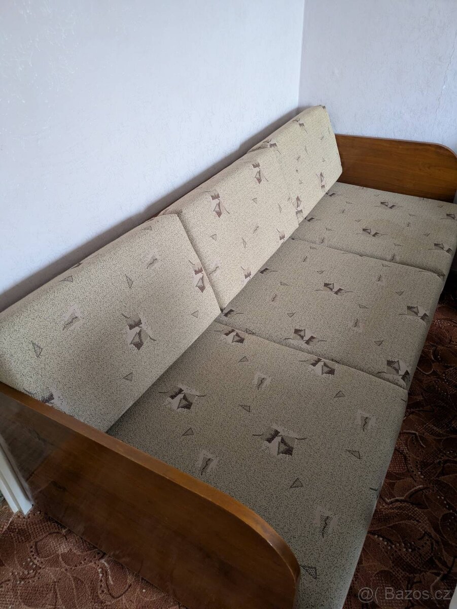 Starší sekretář a gauč - 2