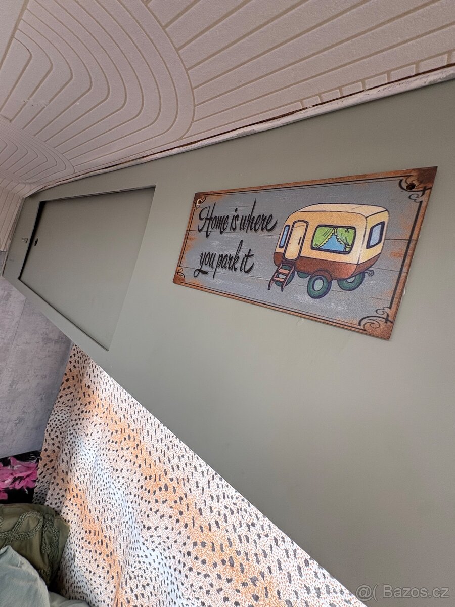 Retro karavan s papíry – renovovaný interiér - 2