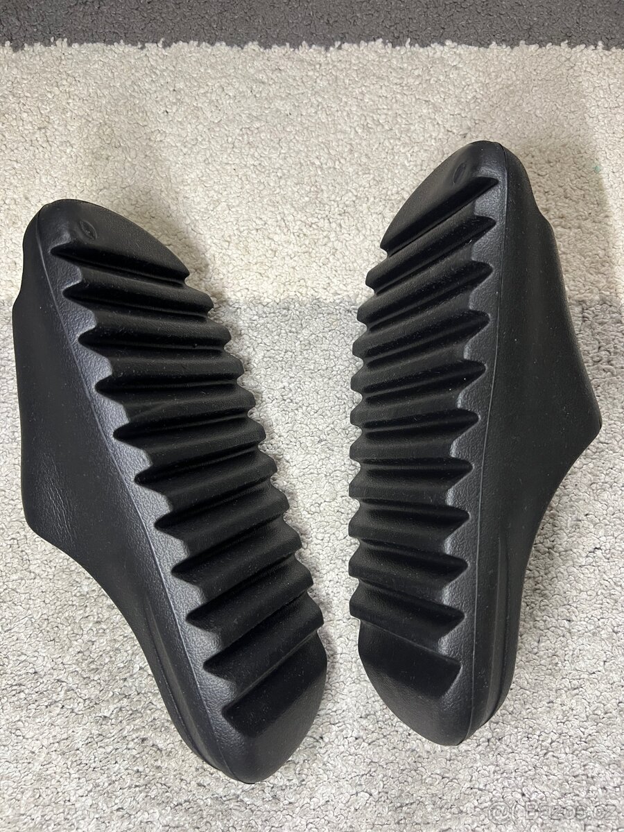 Adidas slide- black velikost 45.5 - 2
