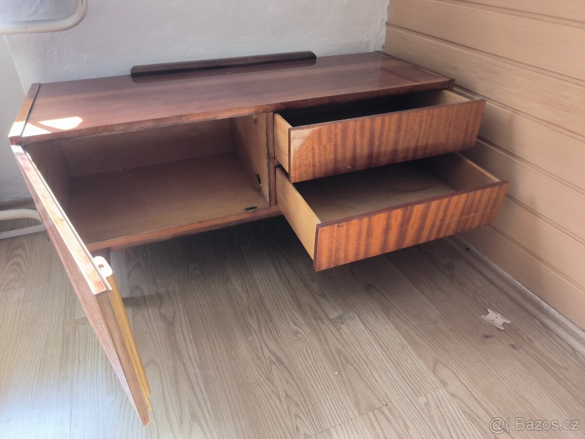 Skříň, noční stolky, komoda - 2