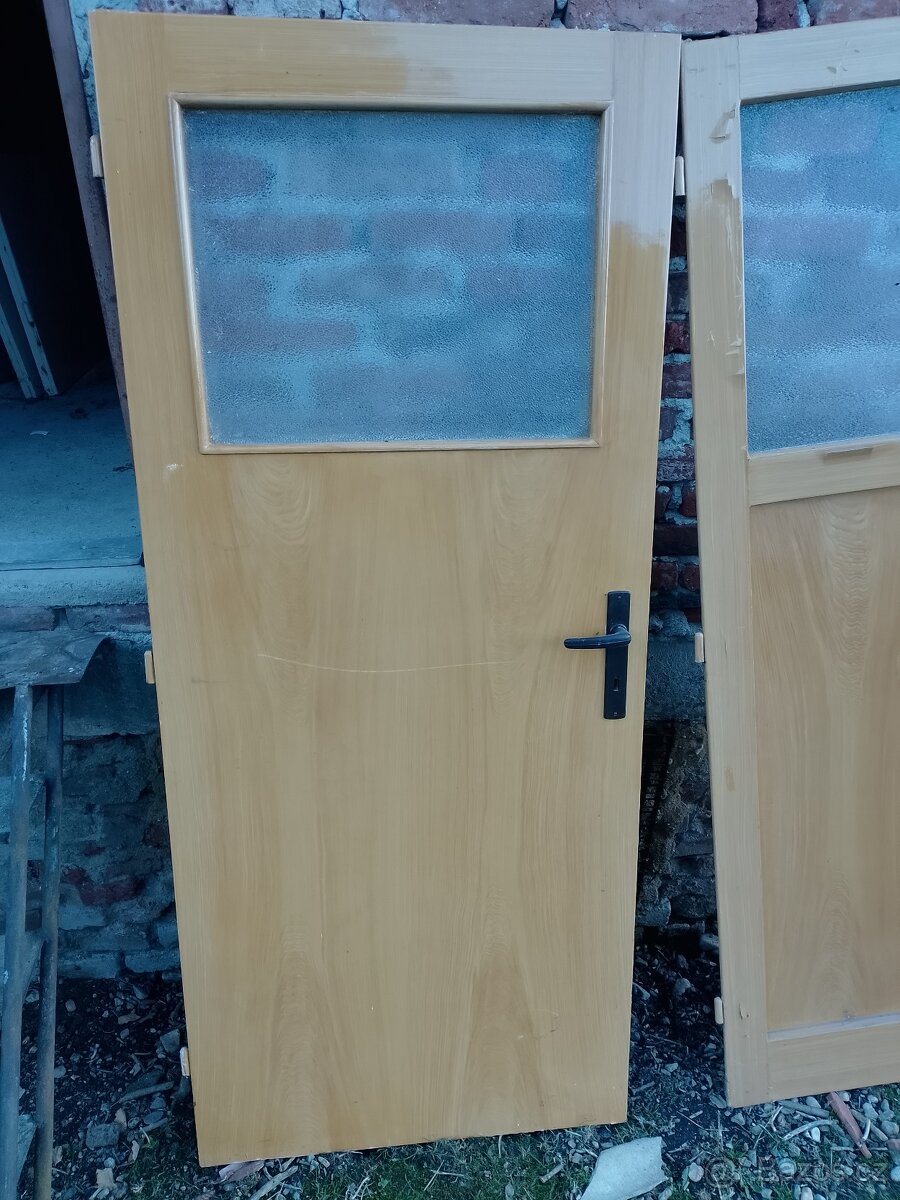 Staré panelákové dveře. - 2