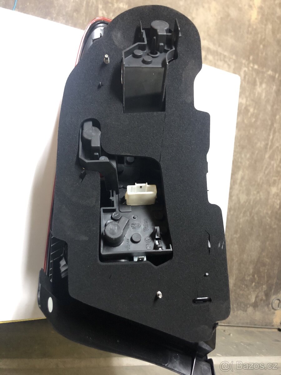 LZ světlo Peugeot 407 - 2