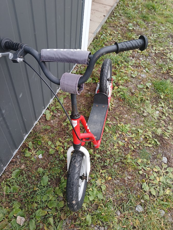 kolobezka Yedoo three - červená nafukovaci kola 12" - 2