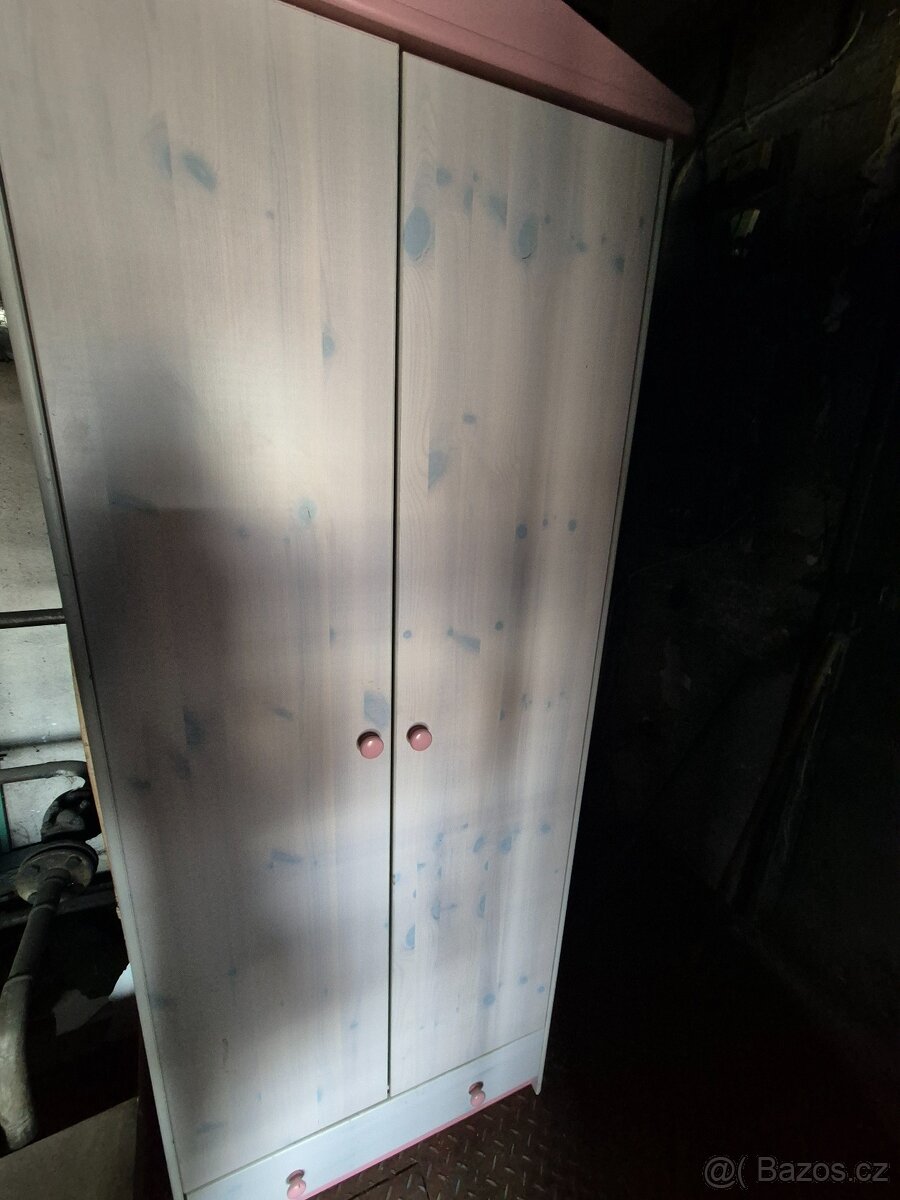 Dětská dřevěná skříň - 2