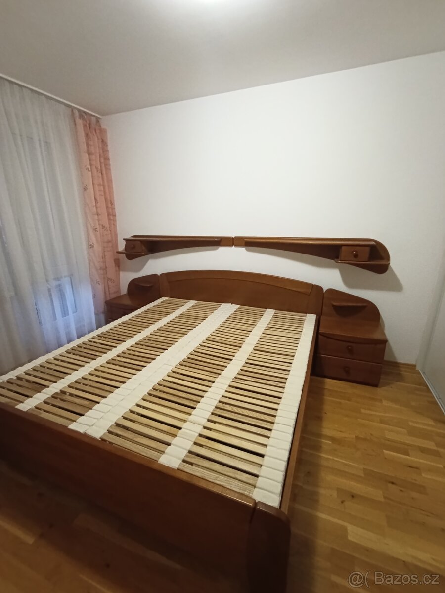 Masivní manželská postel, noční stolky, poličky - 2