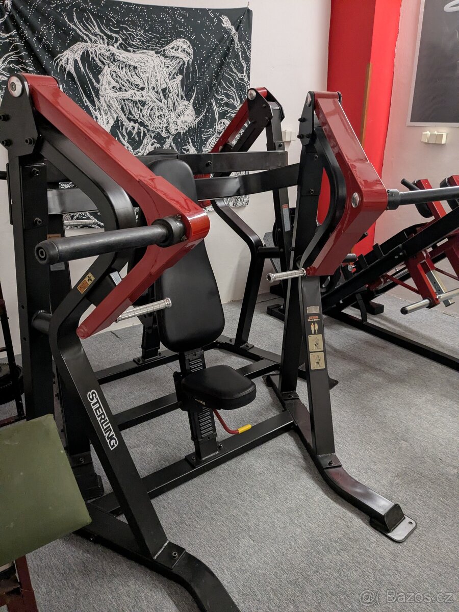 Posilovací stroj na prsa - 2