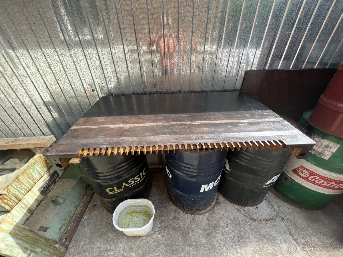 Prodám svářecí -rovnací desku - 2