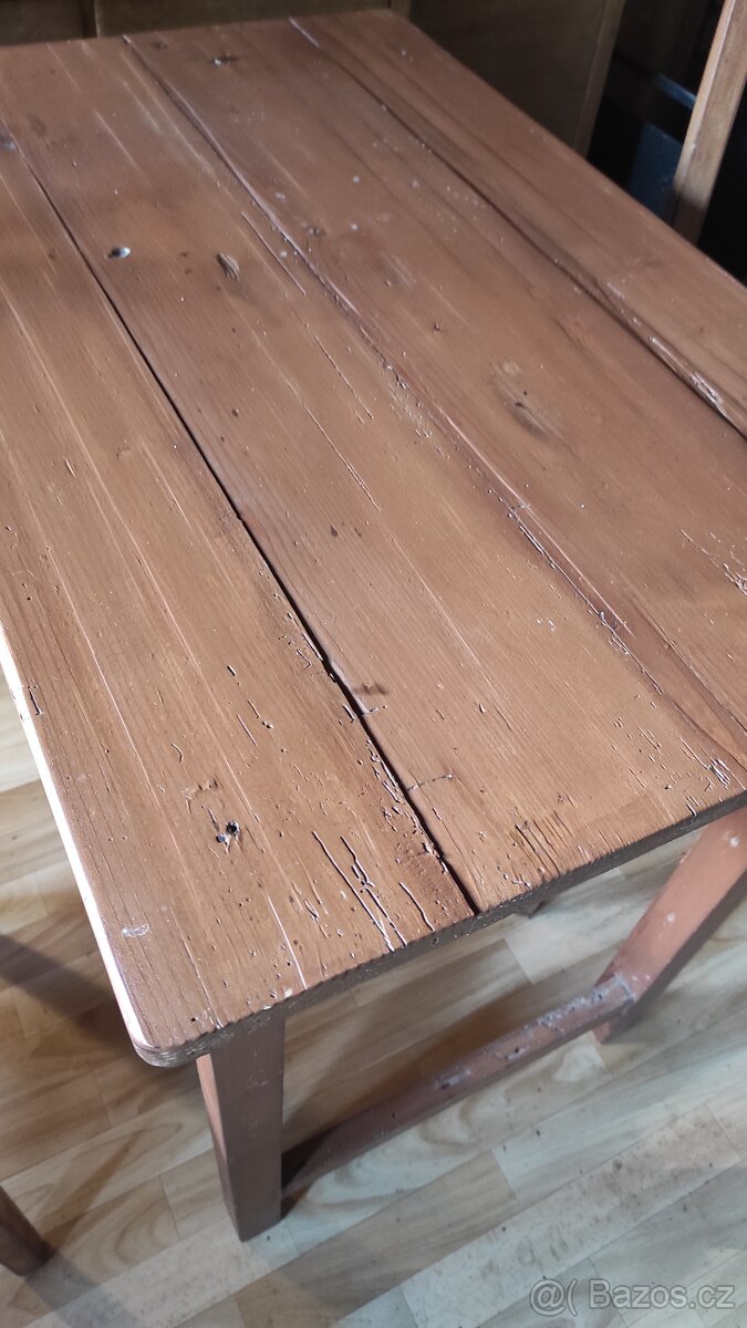 Starý stůl a dvě židle - 2