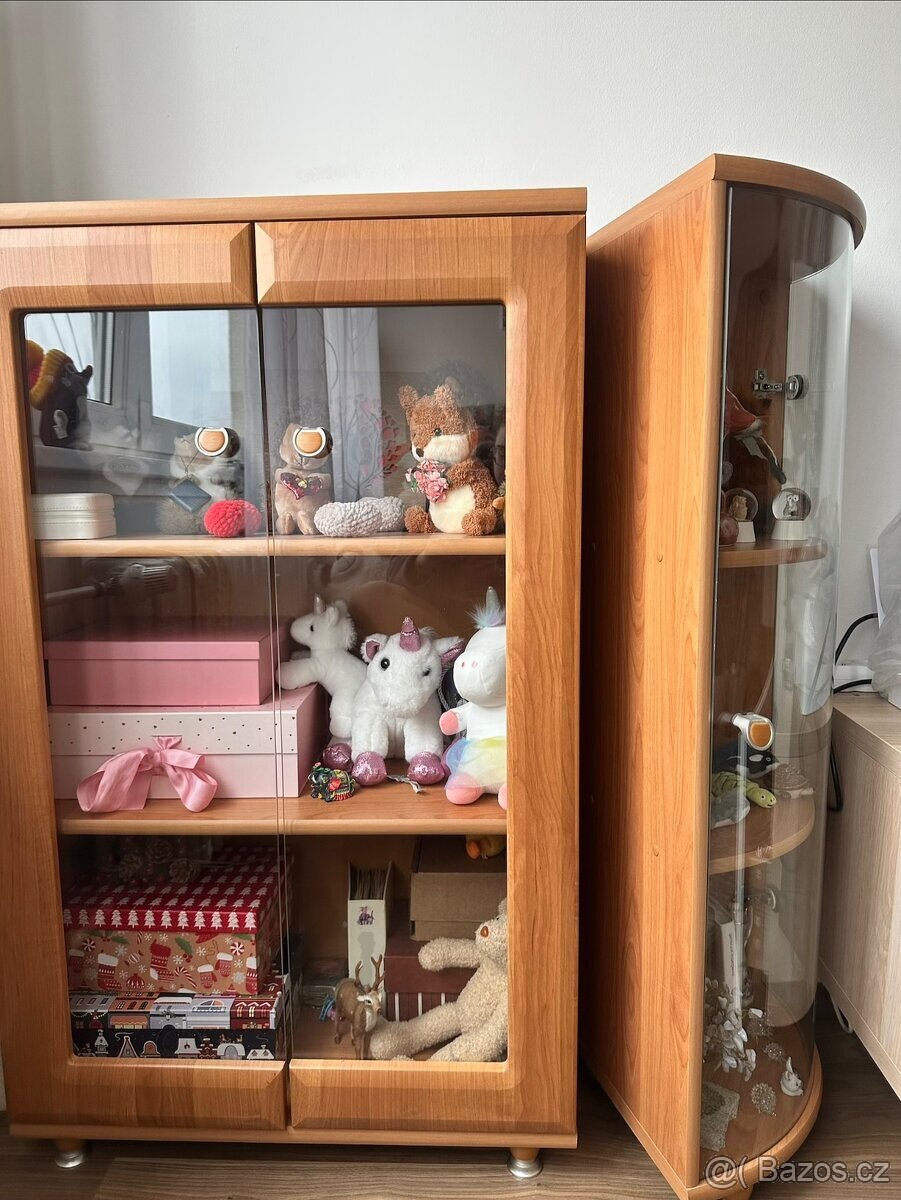 Komoda/skřínka se skleněný dveřmi - 2