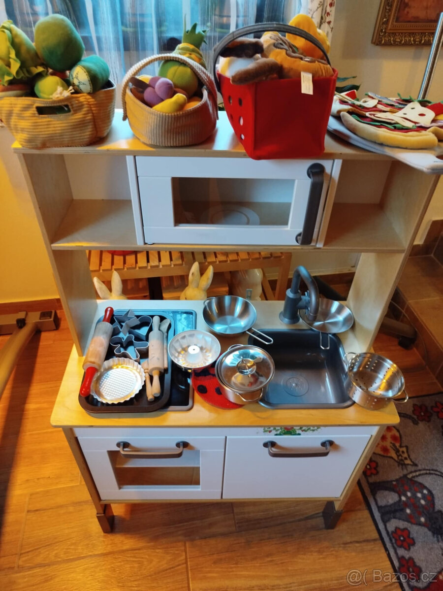 Kuchyňka s bohatým příslušenstvím - 2