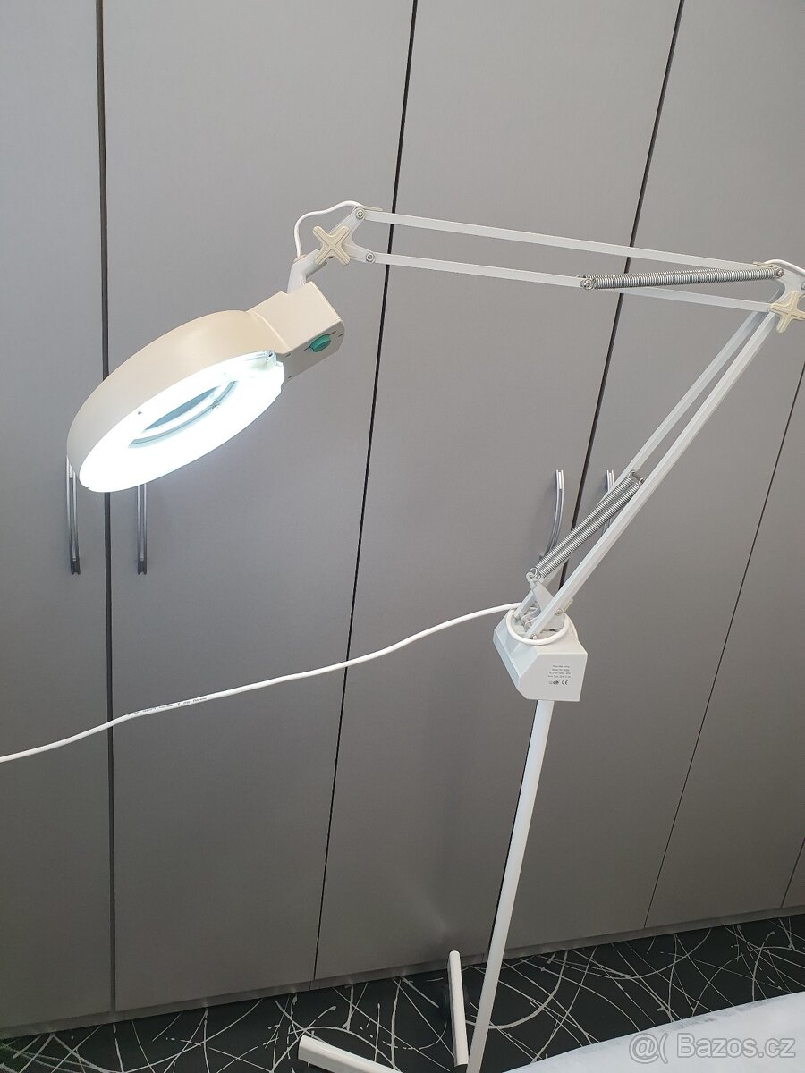 Kosmeticka stojanová lampa s lupou - 2