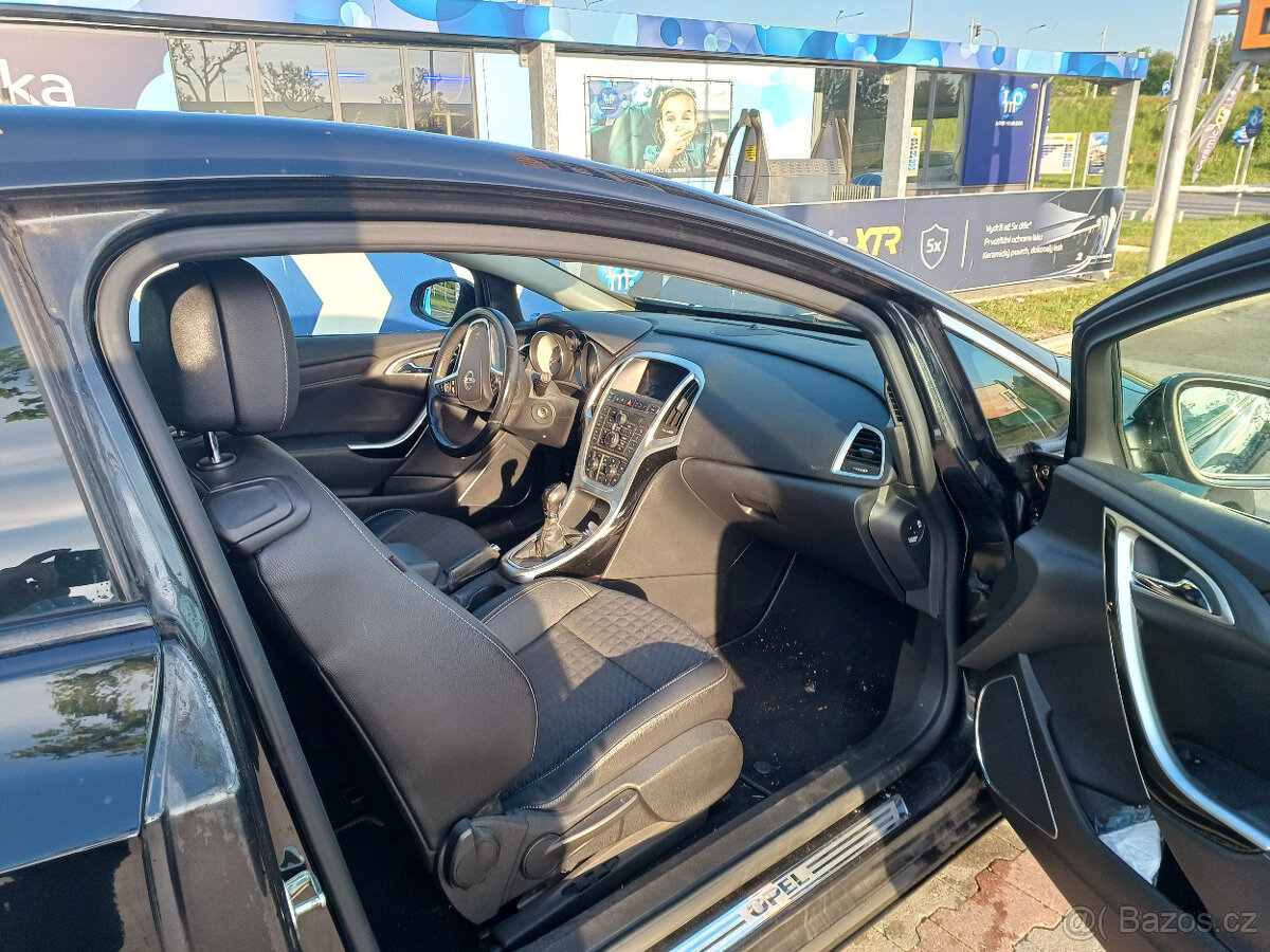 Astra 1,7 CDTI 96kw výbava Cosmo r.v.2012 - 2