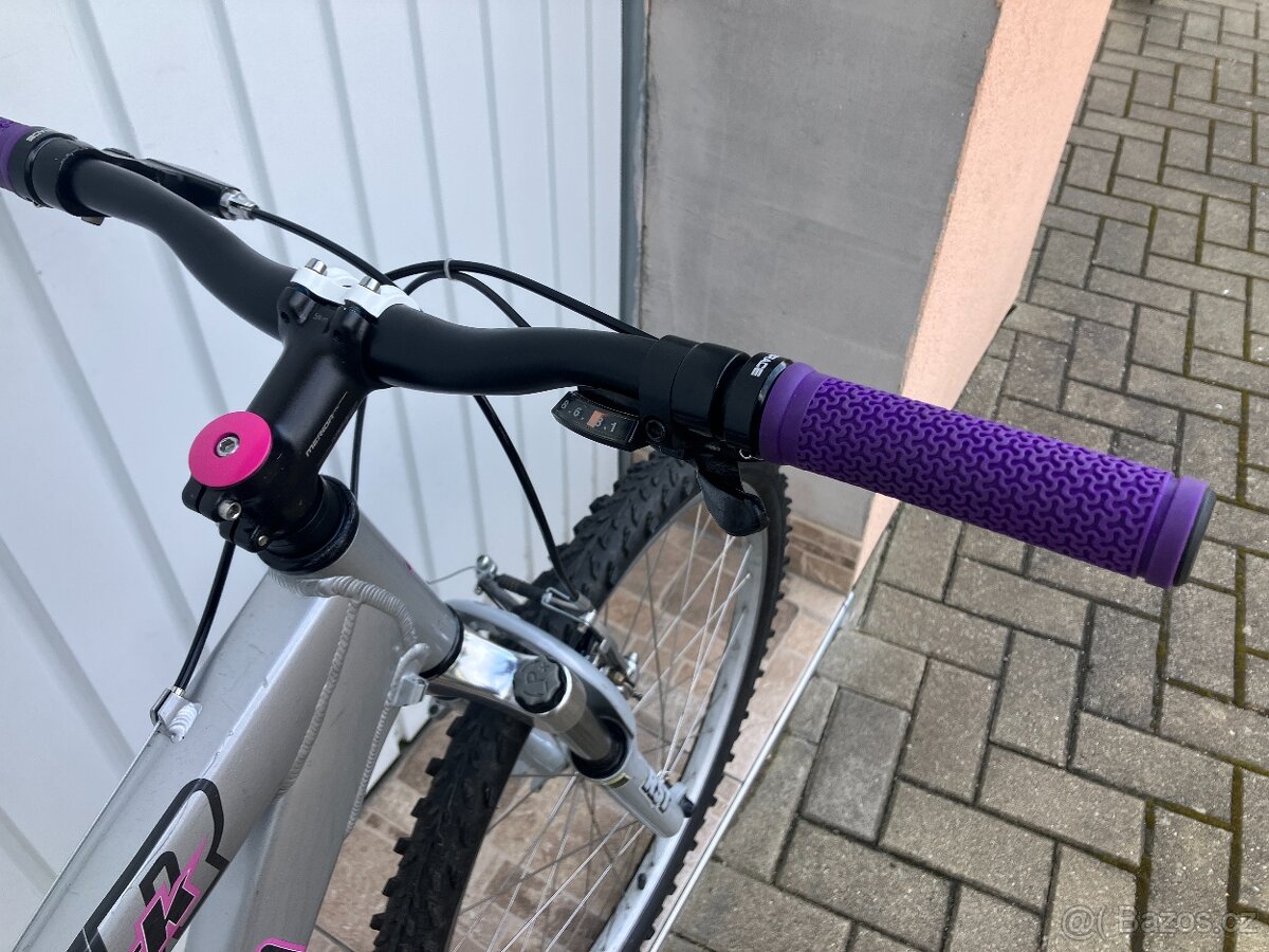 DÍVČÍ KOLO 26 SPECIALIZED - 2