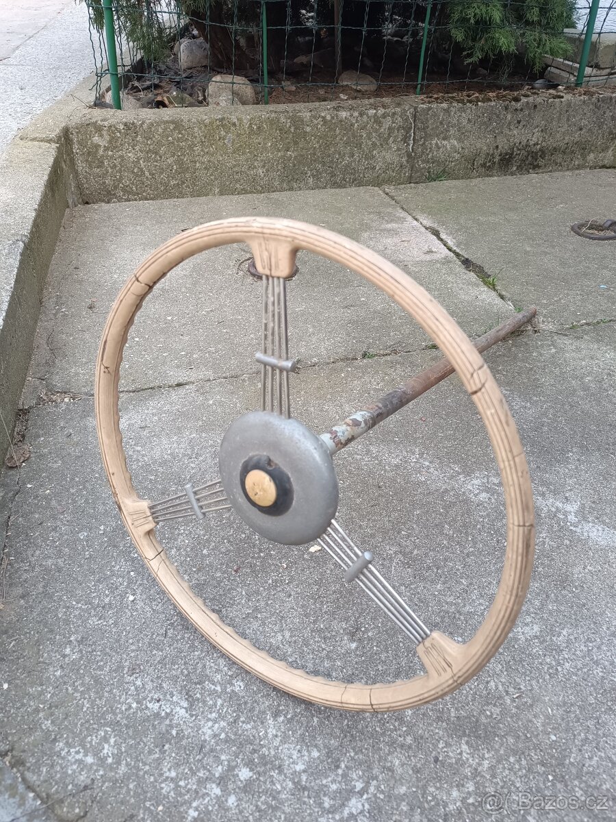 Volant a řídící tyč na auto-veterána - 2